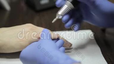 用指甲油中的指甲工具接收去角质工序
